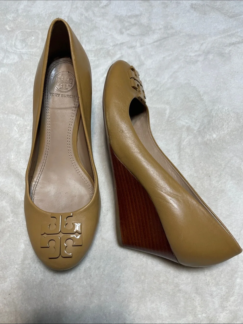 Tory Burch Camel Leather Logo Wedge Pumps Size 6.5